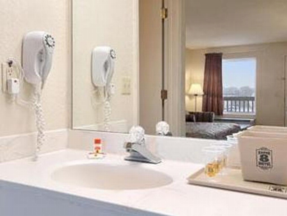 Super 8 by Wyndham Whiteville Main image