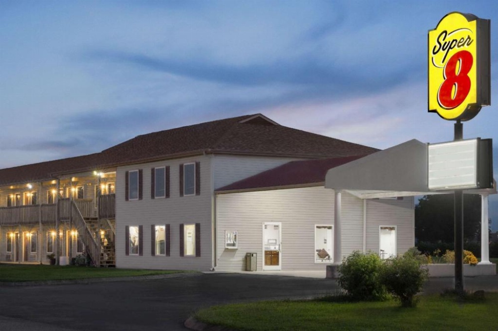 Super 8 by Wyndham Whiteville Image 15
