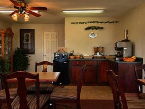 Super 8 by Wyndham Whiteville image 3