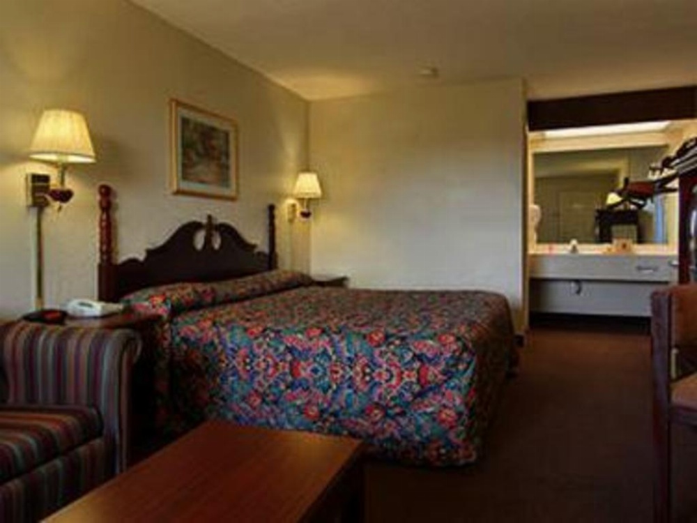 Super 8 by Wyndham Whiteville Image 19