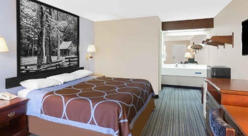 Super 8 by Wyndham Whiteville image 26