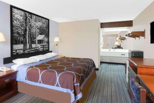 Super 8 by Wyndham Whiteville image 27