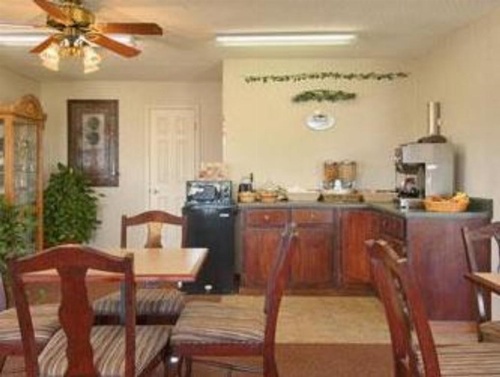 Super 8 by Wyndham Whiteville image 33